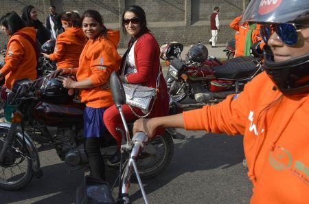 اخبار,اخبار گوناگون,استقبال گسترده از کمپین موتورسواری زنان در پاکستان