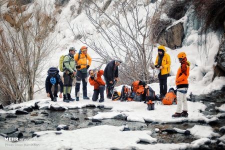 اخبار,انعکاس,یخ نوردی در آبشار یخ زده ی گنجنامه