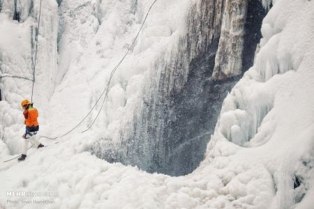 اخبار,انعکاس,یخ نوردی در آبشار یخ زده ی گنجنامه