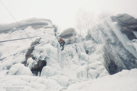 اخبار,انعکاس,یخ نوردی در آبشار یخ زده ی گنجنامه