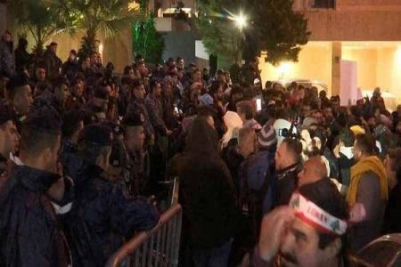 اخبار,اخبار بین الملل,تجمع معترضان مقابل منزل نخست وزیر لبنان اخبار,اخبار بین الملل,تجمع معترضان مقابل منزل نخست وزیر لبنان