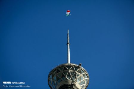 اخبار,عکس خبری,پرش چتربازی از برج میلاد اخبار,عکس خبری,پرش چتربازی از برج میلاد