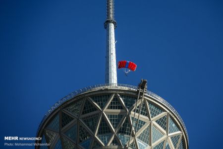 اخبار,عکس خبری,پرش چتربازی از برج میلاد اخبار,عکس خبری,پرش چتربازی از برج میلاد