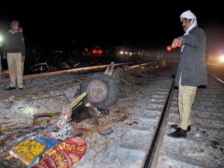 اخبار,اخبار حوادث,برخورد قطار با اتوبوس در پاکستان
