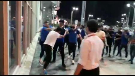 اخبار,اخبار ورزشی,نزاع شدید مهاجمان و بازیکنان استقلال در مهرآباد اخبار,اخبار ورزشی,نزاع شدید مهاجمان و بازیکنان استقلال در مهرآباد