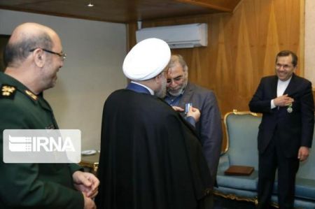 اخبار,اخبار سیاسی,شهید فخری زاده در حال دریافت نشان خدمت برجام اخبار,اخبار سیاسی,شهید فخری زاده در حال دریافت نشان خدمت برجام