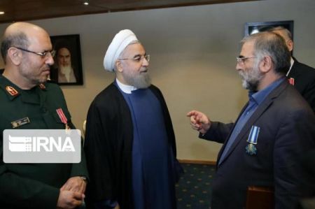 اخبار,اخبار سیاسی,شهید فخری زاده در حال دریافت نشان خدمت برجام اخبار,اخبار سیاسی,شهید فخری زاده در حال دریافت نشان خدمت برجام