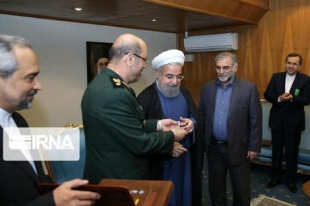 اخبار,اخبار سیاسی,شهید فخری زاده در حال دریافت نشان خدمت برجام اخبار,اخبار سیاسی,شهید فخری زاده در حال دریافت نشان خدمت برجام