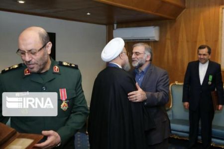 اخبار,اخبار سیاسی,شهید فخری زاده در حال دریافت نشان خدمت برجام اخبار,اخبار سیاسی,شهید فخری زاده در حال دریافت نشان خدمت برجام