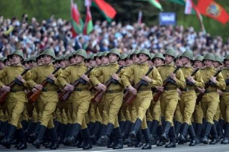 دولت بلاروس همچنان بیتوجه به خطرات شیوع ویروس کرونا اجتماعات عمومی را تعطیل نمیکند. رژه ارتش بلاروس در هفتادوپنجمین سالروز پیروزی در جنگ دوم جهانی روز شنبه در شهر مینسک (پایتخت) با رژه ارتش و اجتماع مردمی برگزار شد. عکسهای جالب,عکسهای جذاب,بلاروس