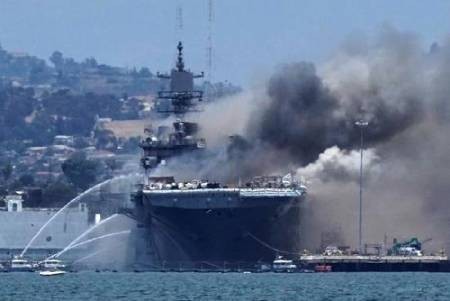 خاموش کردن آتشسوزی ناشی از انفجار در ناوشکن آمریکایی USS Bonhomme Richard در بندر عکسهای جالب,عکسهای جذاب,انفجار در ناوشکن