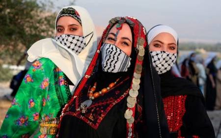 زنان فلسطینی در مراسم جشن روز لباس سنتی به برنامه اسرائیل برای الحاق بخشهایی از کرانه باختری به اسراییل اعتراض میکنند./ خبرگزاری فرانسه عکسهای جالب,عکسهای جذاب,زنان فلسطینی