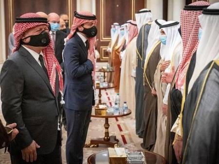 پادشاه و ولیعهد اردن در حال تسلیتگویی به امیر جدید کویت بابت درگذشت امیر فقید این کشور؛ امیر جدید کویت طی روزهای گذشته میزبان هیاتهای کشورهای عربی برای عرض تسلیت به او بابت درگذشت امیر فقید این کشور بوده است./ کویت/ خبرگزاری فرانسه عکسهای جالب,عکسهای جذاب,امیر جدید کویت