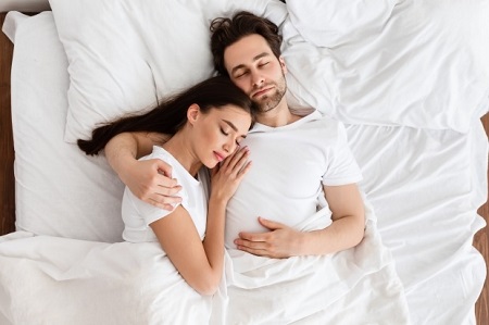 فواید خوابیدن کنار همسر, خوابیدن نزدیک همسر,با خوابیدن کنار همسر سریعتر به خواب می روید