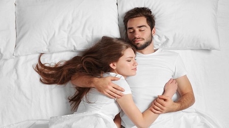 فواید خوابیدن کنار همسر, خوابیدن نزدیک همسر, هنگام خوابیدن کنار همسر استرستان کاهش می یابد