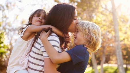 عوامل مؤثر در شکل‌گیری رابطه دوستانه مادر و پسر