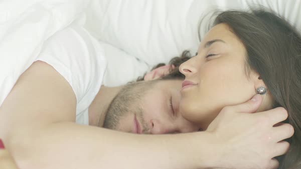 خوابیدن زن و شوهر کنار هم,نحوه ی خوابیدن زن و شوهر،حالت خوابیدن زن و شوهر