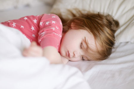 سن تنها خوابیدن کودک, بچه از چند سالگی باید تنها بخوابد,از چند سالگی کودک باید جدا بخوابد