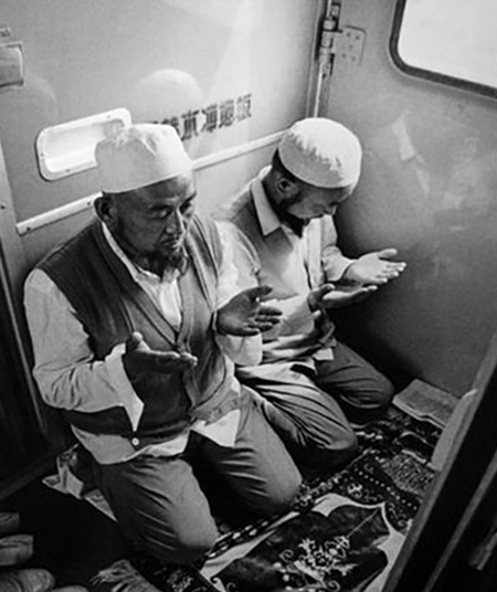 احکام نماز خواندن در قطار, احکام نماز خواندن در قطار به چه صورت است, حکم نماز در قطار