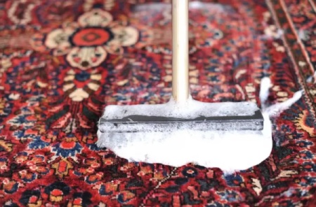 احکام دینی درباره نجاست نامعلوم بر روی فرش