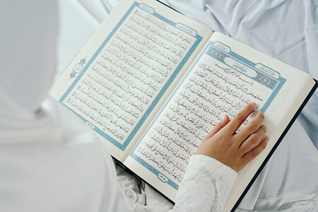 نظر مراجع درباره ی دست زدن به آیات قرآن, حکم دست زدن به آیات قرآن, احکام دینی درباره ی دست زدن به آیات قرآن