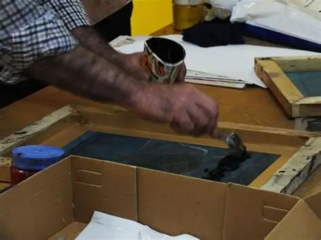 چاپ باتیک رشته چاپ دستی, آموزش چاپ دستی