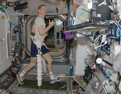 فضانوردان,نحوه ورزش کردن فضانوردان,تردمیل فضایی