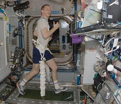 فضانوردان,نحوه ورزش کردن فضانوردان,تردمیل فضایی
