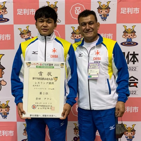 آرش یوشیدا در کنار پدرش پدر آرش یوشیدا کیست