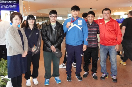 تصویر آرش یوشیدا در کنار خانواده اش قهرمانی آرش یوشیدا