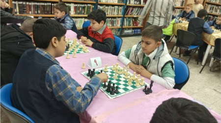 محمد طاها پسر علیرضا عباسی در مسابقات شطرنج دانش آموزی استان تهران ۱۴۰۴