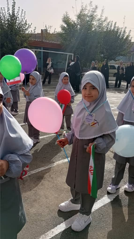 زینب دختر علیرضا عباسی در روز اول مدرسه مهر ۱۴۰۴