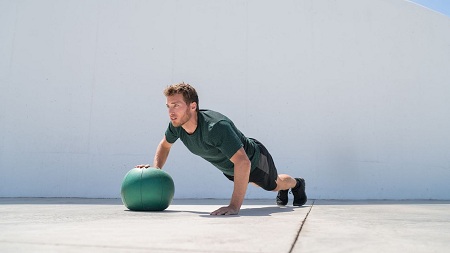 تمرینات استقامتی با توپ طبی, ورزش برای لاغری شکم با توپ, قدرتمند کردن عضلات