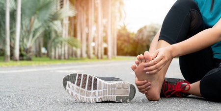 علت درد پاشنه پا در صبح, درد پاشنه پا هنگام پیاده روی و دویدن نشانه چیست, دلایل درد پاشنه پا هنگام پیاده روی