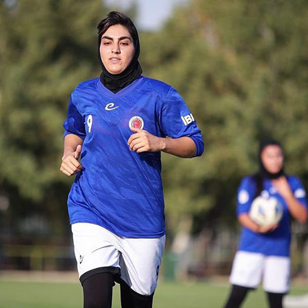  اولین زن لژیونر فوتبال ایران, زندگی نامه زهرا قنبری, زهرا قنبری فوتبالیست