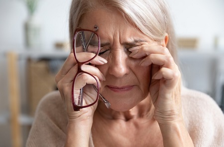 درمان خشکی چشم در سالمندان, علت خشکی چشم در سالمندان, علائم خشکی چشم در سالمندان