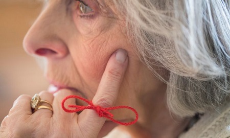 دلایل مشکلات حافظه در سالمندان, تفاوت کاهش حافظه در اثر پیری با بیماری آلزایمر, از دست دادن حافظه