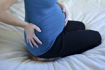 پایین بودن شکم در بارداری و زایمان زودرس, پایین بودن شکم در بارداری, علت پایین بودن شکم در بارداری