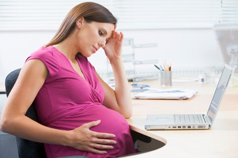 بارداری در زنان کارمند,تهوع و سرگیجه زنان باردار در محل کار,بارداری در زنان شاغل