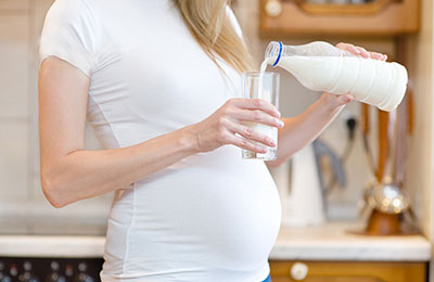 مصرف شیر بادام در بارداری,خوردن شیر بادام در دوران حاملگی,خواص خوردن شیر بادام در بارداری