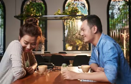 زبان بدن دختران در هنگام علاقه