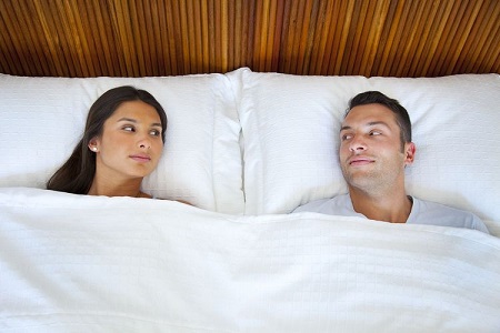  مسایل زناشویی در دوران عقد, نزدیکی در دوران عقد, خوابیدن کنار همسر در دوران عقد